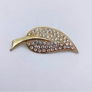 Vintage gold tone diamante leaf brooch